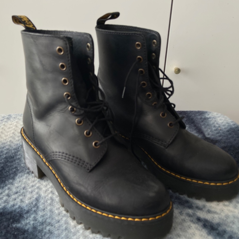 Dr. Martens Sanguine Bootie, platform, chunky, size 10